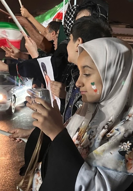 تجم مردم در شب بارانی شیراز؛ هنگامی که دلها در شاهچراغ یکی شدند تجم مردم در شب بارانی شیراز؛ هنگامی که دلها در شاهچراغ یکی شدند