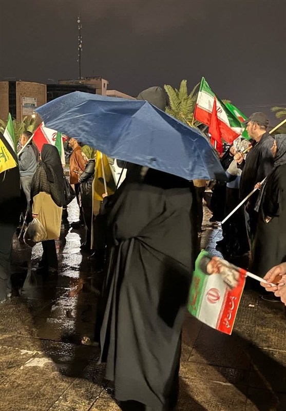 تجم مردم در شب بارانی شیراز؛ هنگامی که دلها در شاهچراغ یکی شدند تجم مردم در شب بارانی شیراز؛ هنگامی که دلها در شاهچراغ یکی شدند