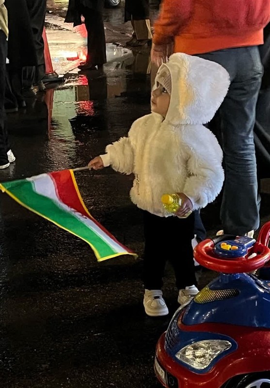 تجم مردم در شب بارانی شیراز؛ هنگامی که دلها در شاهچراغ یکی شدند تجم مردم در شب بارانی شیراز؛ هنگامی که دلها در شاهچراغ یکی شدند