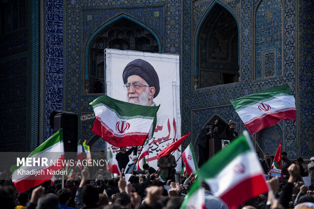 تجمع دختران جانفدا در میدان نقش جهان اصفهان