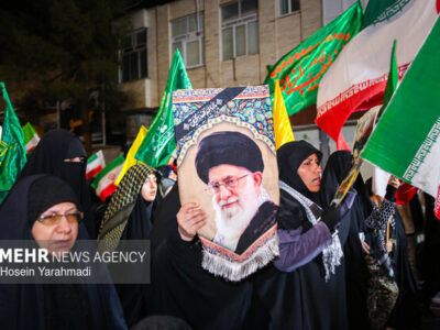 حضور مردم قم زیر باران در خیابان ها