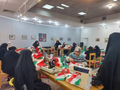 دوخت «پرچم عشق» در اتاقی کوچک با دلهای بزرگ/ تمرین سرمشق همدلی و اتحاد