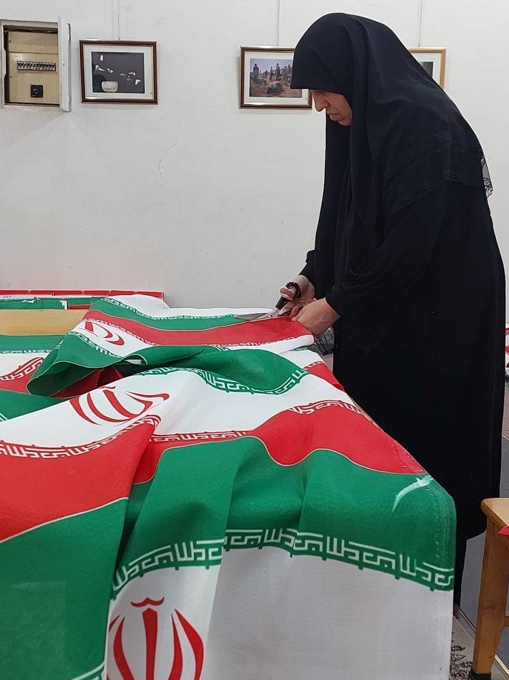 دوخت «پرچم عشق» در اتاقی کوچک با دلهای بزرگ/ تمرین سرمشق همدلی و اتحاد جنگ ,