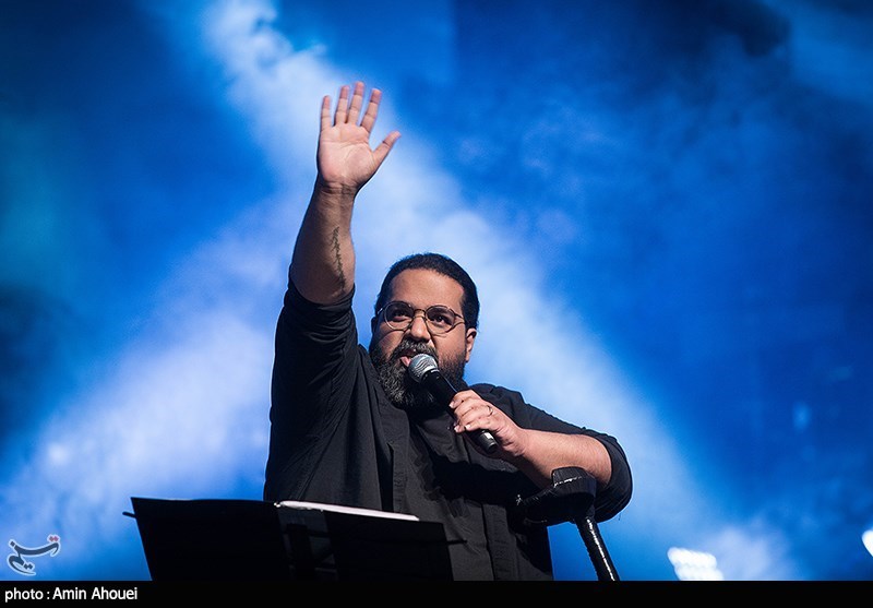 رضا صادقی “موهای خاکی” را برای چهلم کودکان میناب خواند