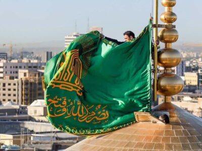 صبح میلاد حضرت رضا(ع)، پوش ضریح و پرچم گنبد منور تعویض می‌شود