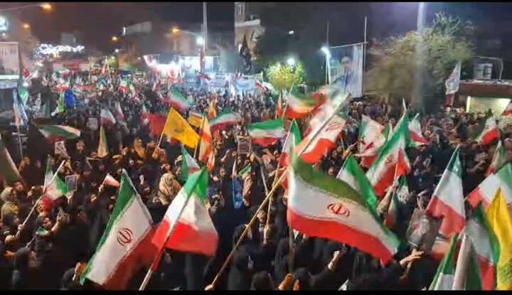 طنین فریاد «مرگ بر آمریکا» در تاکستان