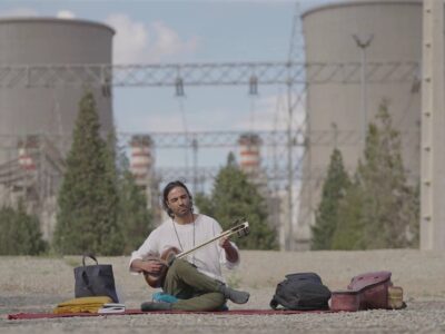 فیلم جدید از نواختن علی قمصری کنار نیروگاه دماوند