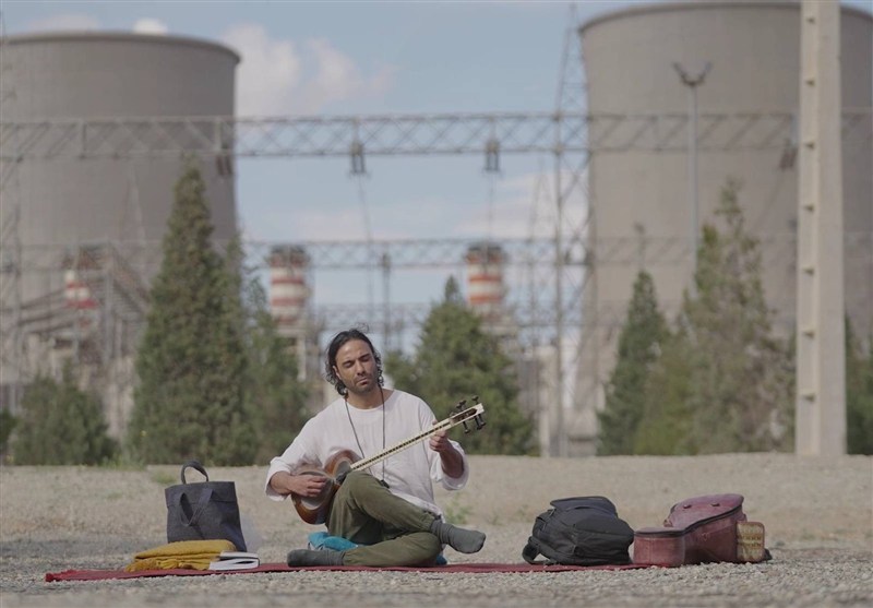 فیلم جدید از نواختن علی قمصری کنار نیروگاه دماوند