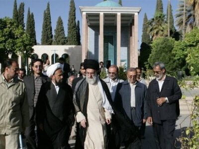 فیلمی از حضور رهبر شهید بر مزار “پیامبر شعر فارسی”