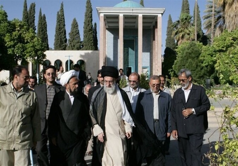 فیلمی از حضور رهبر شهید بر مزار “پیامبر شعر فارسی”