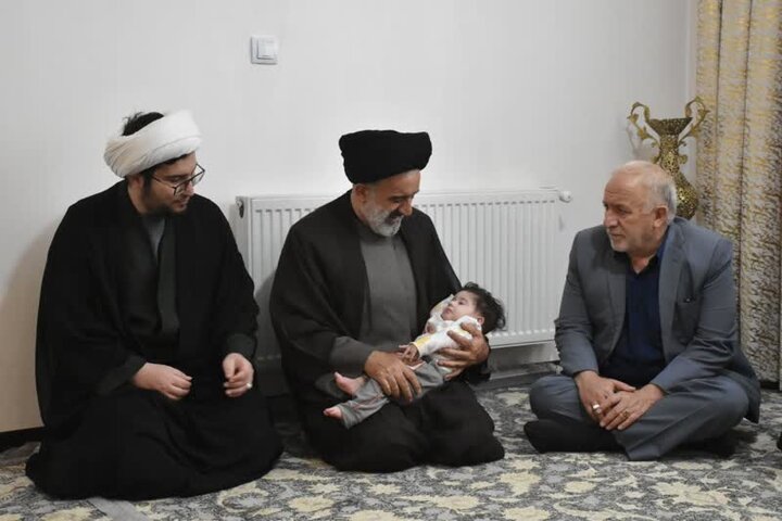 مسئولان بنیاد شهید با خانواده شهیدان «دالوند» و «سالاروند» دیدار کردند