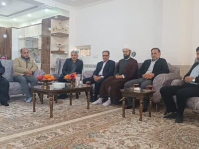 مسئولان چگنی با خانواده شهید «احمد میرزاوند» دیدار کردند.