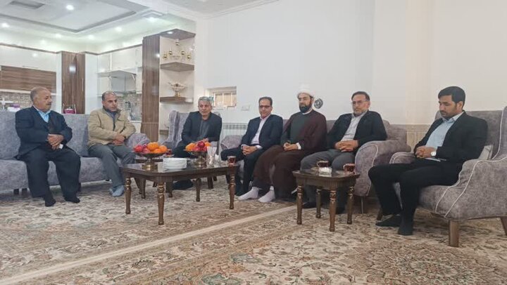 مسئولان چگنی با خانواده شهید «احمد میرزاوند» دیدار کردند.