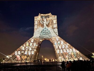 نقش شهدای مدرسه میناب بر بدنه برج آزادی