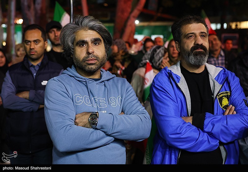 پاتوق هنرمندان در باغ فردوس؛ شبی پرنور با چای، موسیقی و روایت