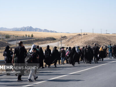 آغاز درختکاری در محور زائران پیاده مشهد