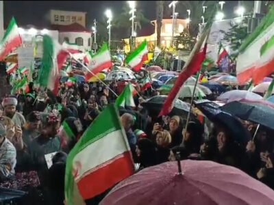 استقبال از خانواده شهدای دانش آموز میناب در تجمع شبانه مردم شهر رشت