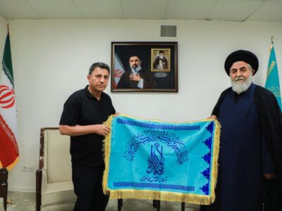 اهدای پرچم مسجد مقدس جمکران به سرمربی تیم ملی فوتبال ایران