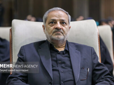 بوسه وزیر آموزش و پرورش بر پیشانی دانش آموز مجروح مدرسه شجره طیبه