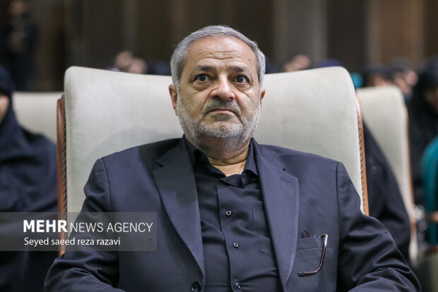 بوسه وزیر آموزش و پرورش بر پیشانی دانش آموز مجروح مدرسه شجره طیبه