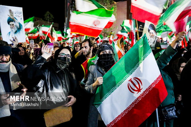 تداوم تجمعات مردمی در قم؛ روایت شب‌های جان‌فدایی و ایستادگی پای وطن