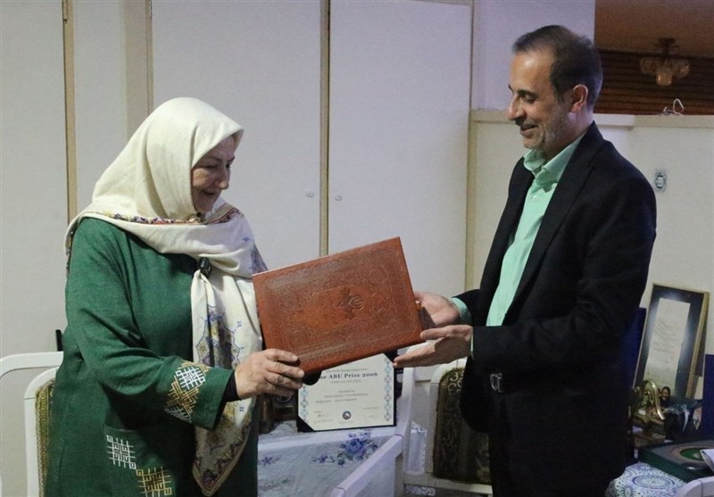 خاطره تکاندهنده عذرا وکیلی با مادرِ شهیدِ عاشق «سلام کوچولو» رادیو , صدا و سیما , گویندگان رادیو , شهید ,