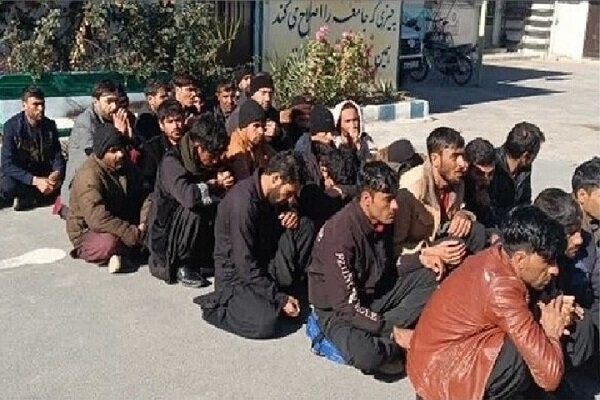دستگیری ۲۰ تبعه غیر مجاز در دامغان؛ ۲ خودرو حاوی اتباع توقیف شدند