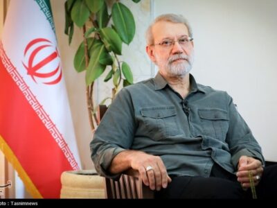 عکسی قدیمی از شهید لاریجانی در کنار رهبر شهید انقلاب