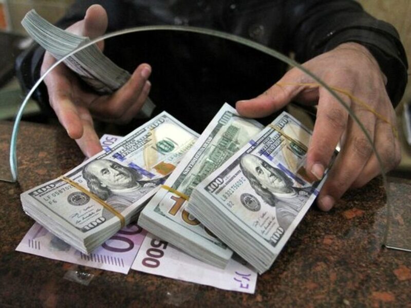 فروش دلار توسط شعب برخی بانکها / بانک مرکزی پس از شوک قیمتی به بازار دست به کار شد