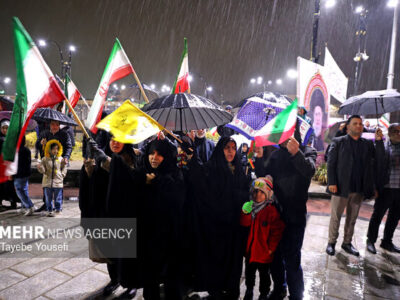 مردم «لشت نشا» در شب بارانی هفتادوهفتم میدان را خالی نکردند