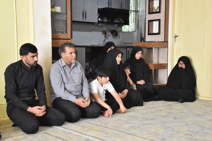 مسئولان لرستان با خانواده شهید «مرتضی بهرامی» دیدار کردند