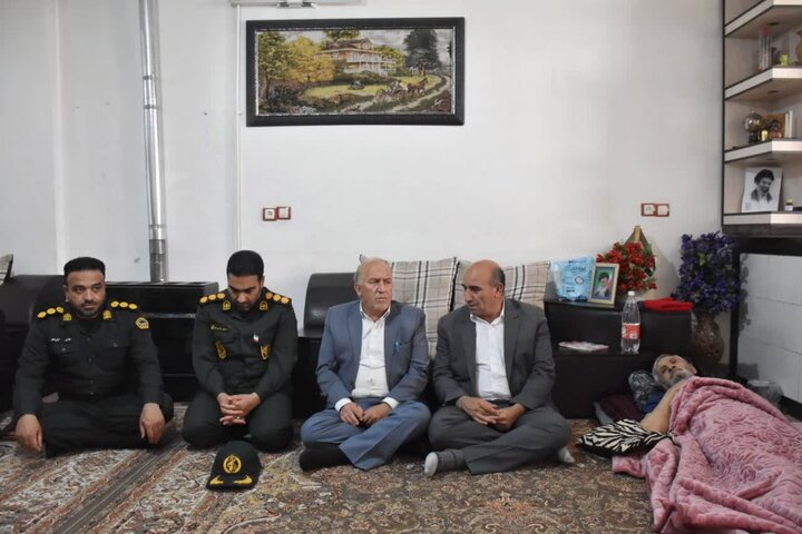 مسئولان لرستان با خانواده شهید «مرتضی بهرامی» دیدار کردند
