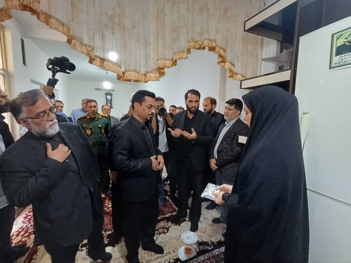 معاون استاندار لرستان با خانواده شهدای جنگ رمضان دیدار کرد