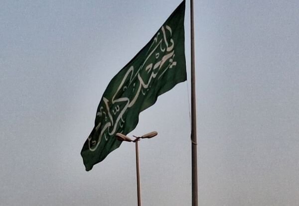 پرچم سبز علوی در ساحل خلیج فارس به اهتزاز درآمد