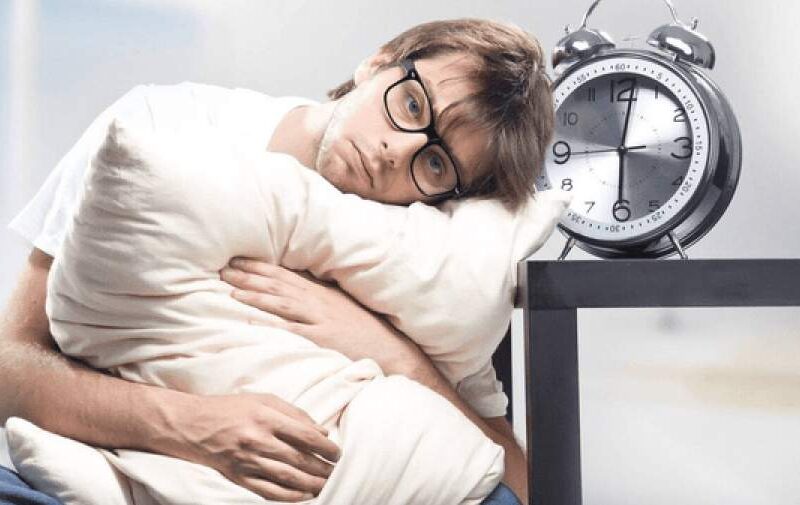 چرا بی دلیل ساعت ۴ صبح بیدار می‌شویم؟