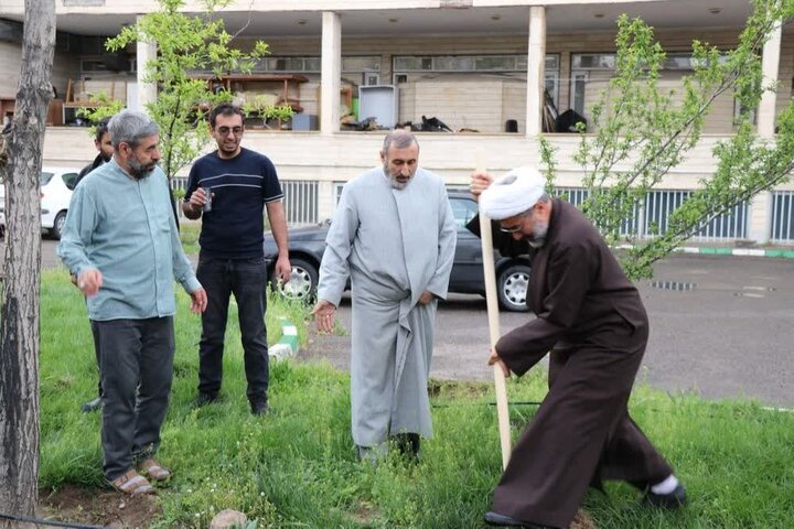 کاشت ۸۶ نهال میوه در جامعهالمصطفی تبریز به یاد قائد شهید