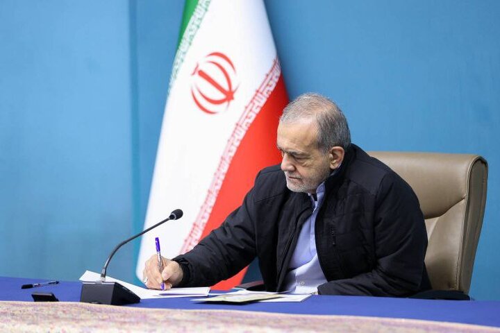 کنایه رئیس جمهور با اشاره به قدمت ۴۵۰۰ ساله نام ایران