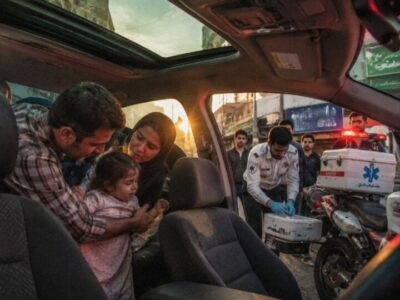کودک ۳ ساله اصفهانی در سانروف خودرو گرفتار شد