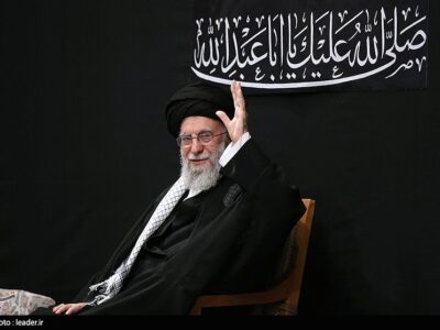 ببینید|عزاداری در حرم امام حسین (ع) با تصویر رهبر شهید انقلاب