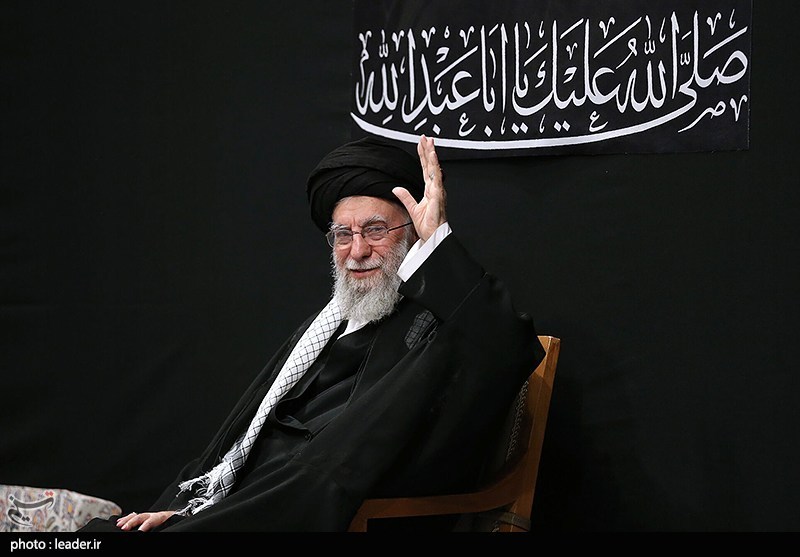 ببینید|عزاداری در حرم امام حسین (ع) با تصویر رهبر شهید انقلاب