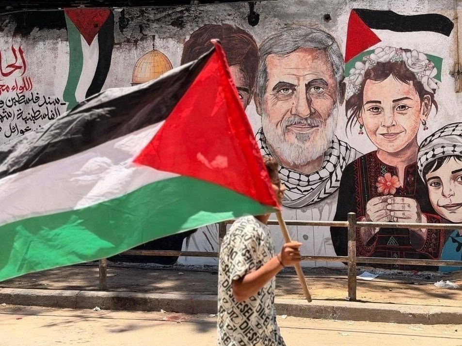 دیوارنوشتههایی در فلسطین به یاد «حاج رمضان» نوار غزه , کشور فلسطین , جنگ تحمیلی 12 روزه رژیم صهیونیستی علیه ایران ,