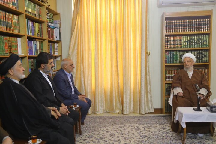 رییس دفتر رییس جمهور با آیت الله مکارم شیرازی دیدار کرد