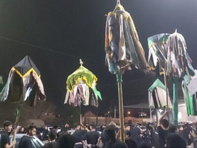 نوای «لبیک یا حسین» دسته‌جات عزاداری در شهر شاهدیه یزد