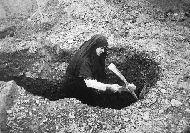 اسلحه همه خراب شد الا مریم امجدی/آدیداس سفید بهجای پوتین! اسلحه همه خراب شد الا مریم امجدی/آدیداس سفید بهجای پوتین!