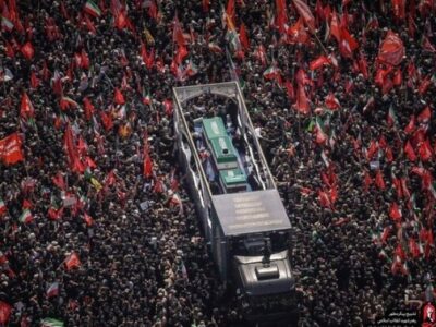 رمی جمرات شیاطین در وادی بیکران تشییع امام شهید