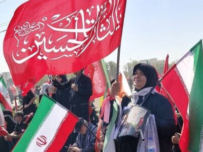زنی پرصلابت با پرچم ایران؛ زنی شبیه ایران بود