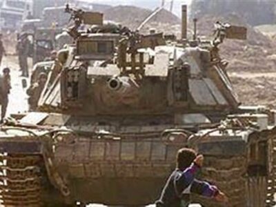 ماجرای عکس ماندگار تاریخ فلسطین؛ جنگ سنگ و تانک!