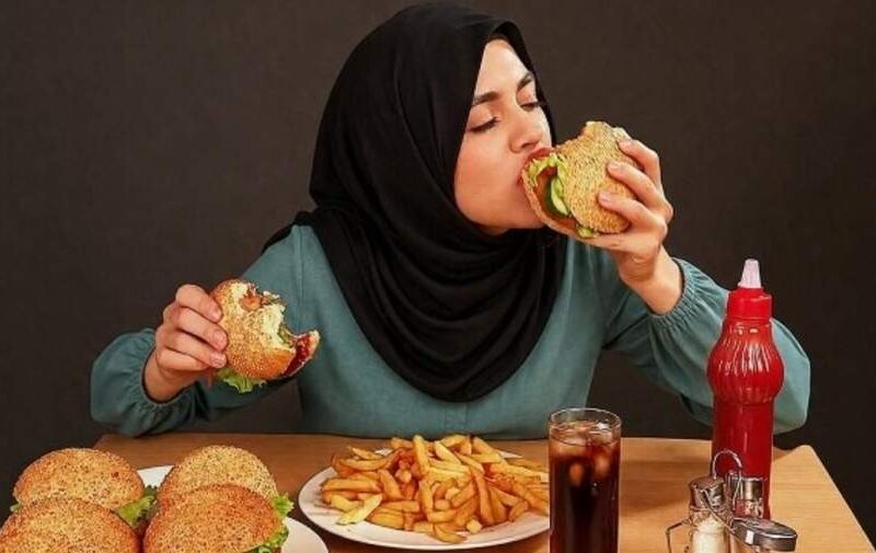 پرخوری عصبی در دختران نوجوان چه ارتباطی با عوامل روانی دارد؟