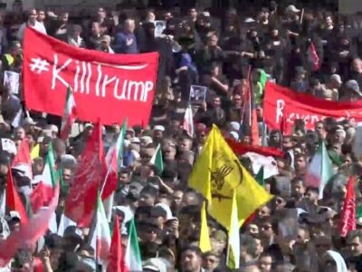 پرچم کشتن ترامپ در مراسم وداع با رهبر شهید