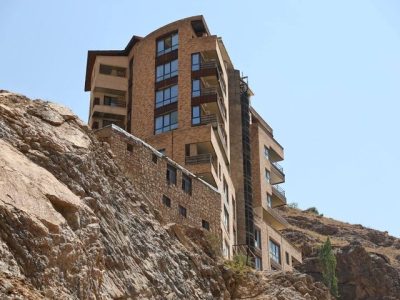 آغاز تخریب ساختمان ۱۰ طبقه غیرمجاز در اراضی ملی میگون